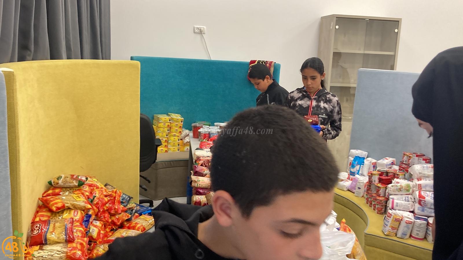 طلاب مدرسة حسن عرفة يشاركون بتحضير الطرود الغذائية لجمعية يافا 